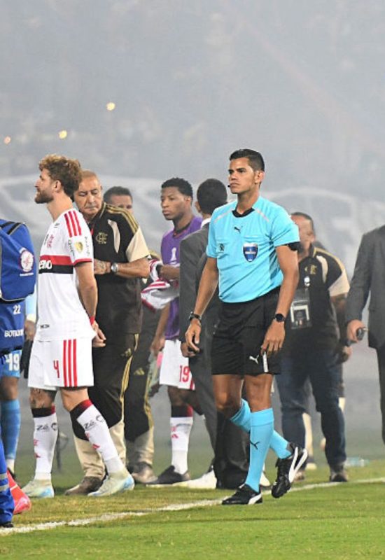 Invasão causa caos e jogo do Flamengo é cancelado