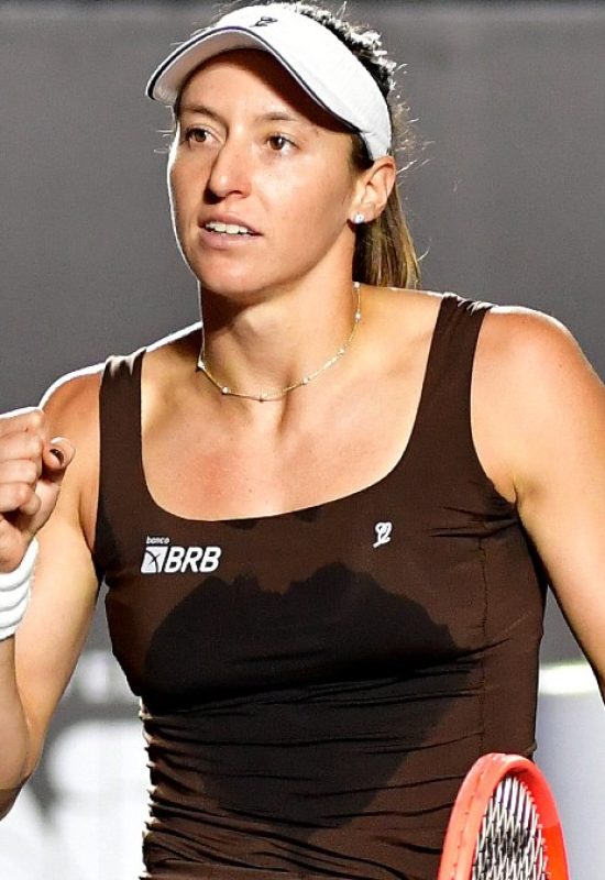 Stefani brilha e vai à semi em Miami