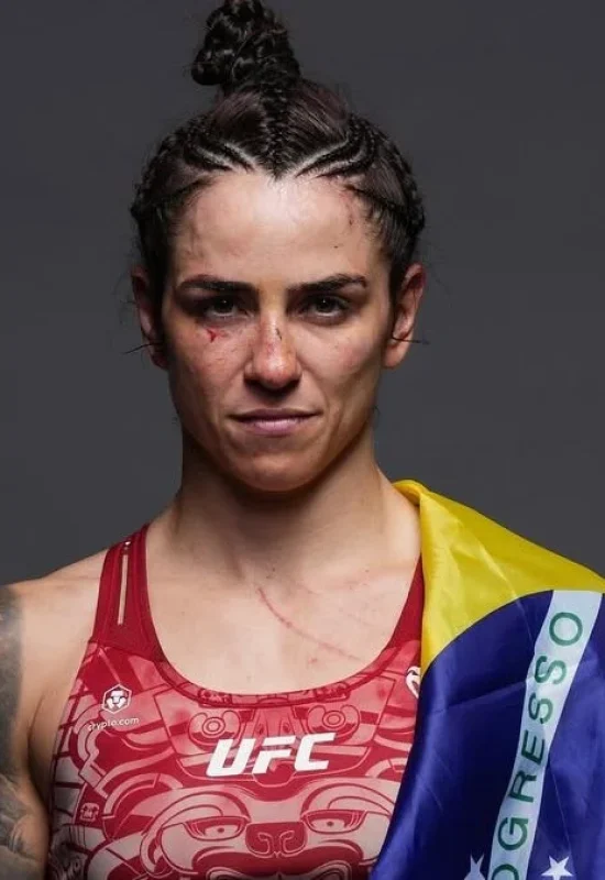 Norma cai e Amanda reage!